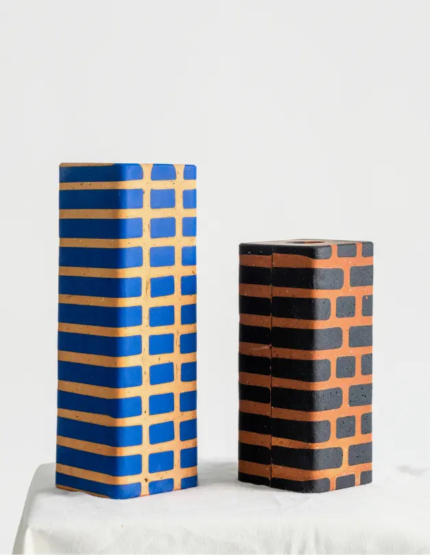 Vaso Parallelepipedo Alto e Basso con piano in cotto e base conica decorata con intarsi geometrici.